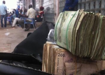 RDC: le gouvernement soupçonne les opérateurs économiques d’anticiper les spéculations sur le marché de change