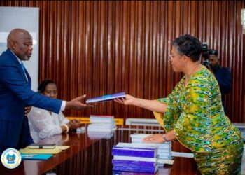 Assemblée nationale : Judith Suminwa dépose le projet de loi de finances 2025 chiffré à 18 milliards USD