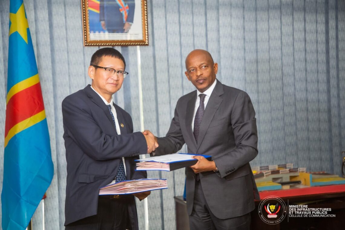 Port de Banana: le gouvernement signe un accord pour la construction d’une autoroute reliant la cité portuaire de Banana à Kinshasa