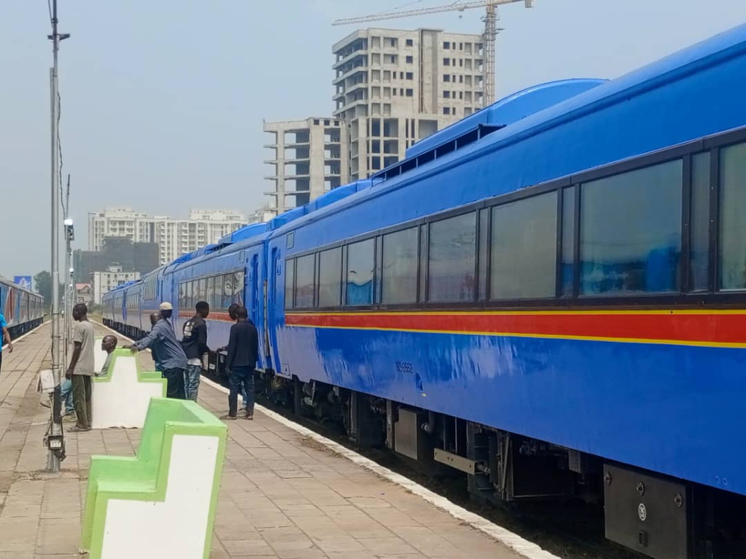 Reprise du trafic ferroviaire Kinshasa-Matadi: le gouvernement annonce l’arrivée de 5 locomotives neuves et 40 wagons porte-conteneurs supplémentaires