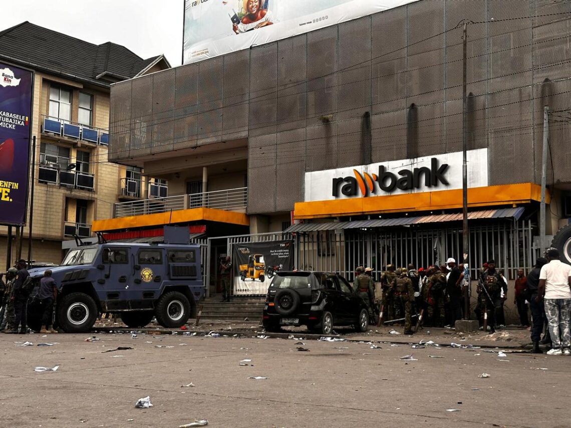 Braquages à Kinshasa: Prince Epenge soutient la légalisation du port d&rsquo;armes pour les banques, bureaux de change et compagnie