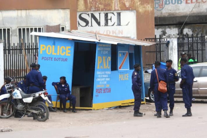 Vols à main armée à Kinshasa : Félix Tshisekedi ordonne le déploiement effectif de postes de police dans les quartiers isolés et enclavés