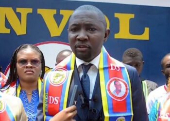 Voitures, maisons et primes aux Léopards : le SG d’Envol, Rodrigue Ramazani dénonce la « délinquance budgétaire » du régime Tshisekedi