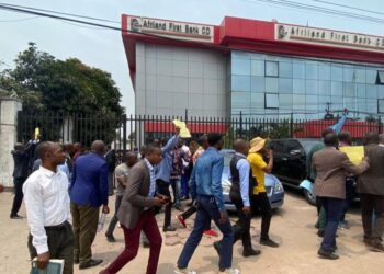 Kinshasa : au 21 mai, des fonctionnaires payés à Afriland First Bank n’ont toujours pas perçu leur salaire d’avril, le silence du gouvernement inquiète