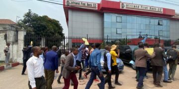 Kinshasa : au 21 mai, des fonctionnaires payés à Afriland First Bank n’ont toujours pas perçu leur salaire d’avril, le silence du gouvernement inquiète