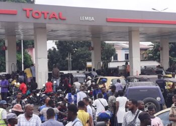 Kinshasa: Bandubola dément la pénurie de carburants et justifie les files d’attente par des embouteillages qui ralentissent l’approvisionnement des stations