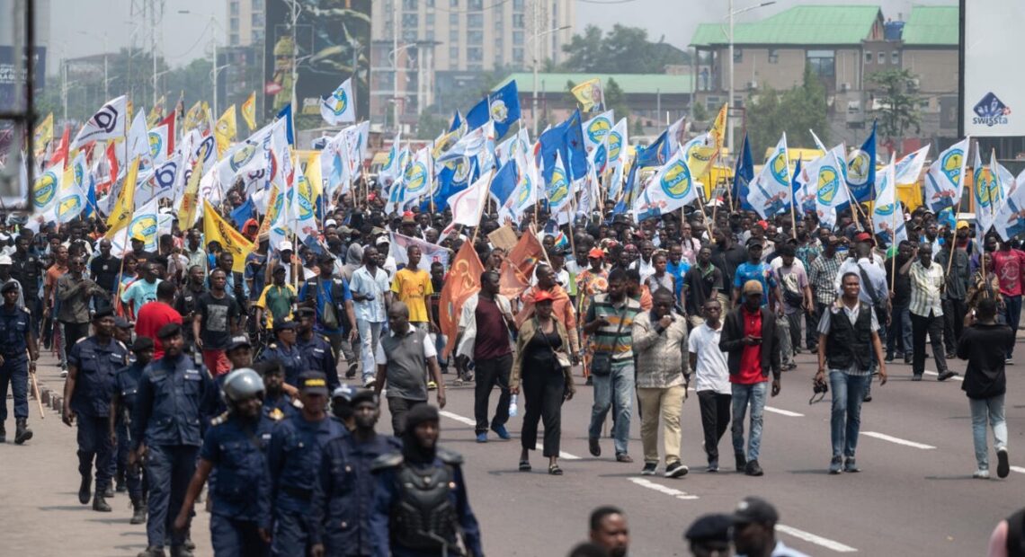 Marche de la C64 : entre encadrement à Kinshasa et dispersion en provinces, deux visages du dispositif policier [ Tribune de Hugues Mpaka]