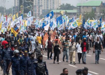 Marche de la C64 : entre encadrement à Kinshasa et dispersion en provinces, deux visages du dispositif policier [ Tribune de Hugues Mpaka]