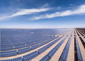 Amélioration de la desserte électrique à Kinshasa : Teddy Lwamba défend le recours à la centrale flottante et annonce la construction d’un parc solaire et d’une centrale hydroélectrique