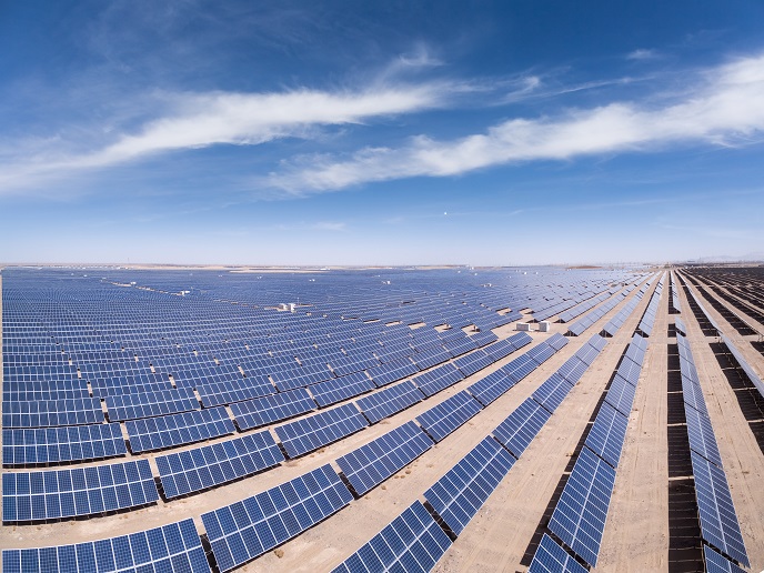 Amélioration de la desserte électrique à Kinshasa : Teddy Lwamba défend le recours à la centrale flottante et annonce la construction d’un parc solaire et d’une centrale hydroélectrique